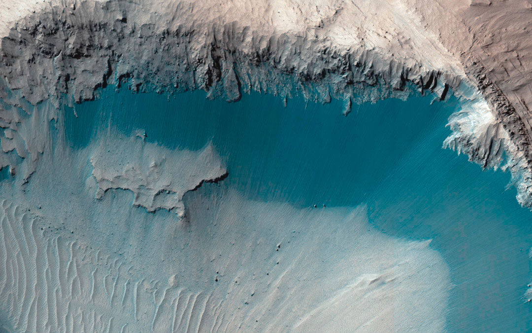 Seasonal Flows in Valles Marineris, Mars Reconnaissance Orbiter (MRO), NASA/JPL-Caltech/Univ. of Arizona